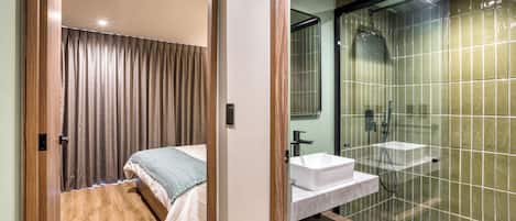 Shower, rainfall showerhead, free toiletries, hair dryer