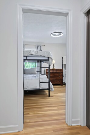 5 bedrooms, iron/ironing board, free WiFi, bed sheets