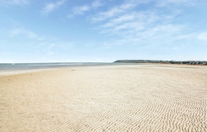 A wide, sandy beach with gentle waves and a clear sky. - Cozy home in Glesborg with house sea view (Glesborg)