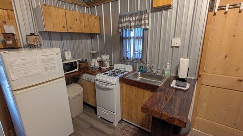 Cozy 1 room cabin in De Soto!