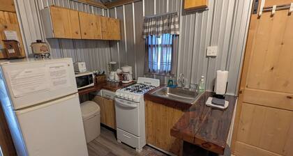 Cozy 1 room cabin in De Soto!