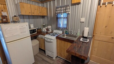 Cozy 1 room cabin in De Soto!