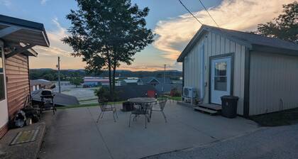 Cozy 1 room cabin in De Soto!