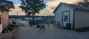 Cozy 1 room cabin in De Soto!