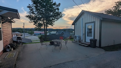 Cozy 1 room cabin in De Soto!