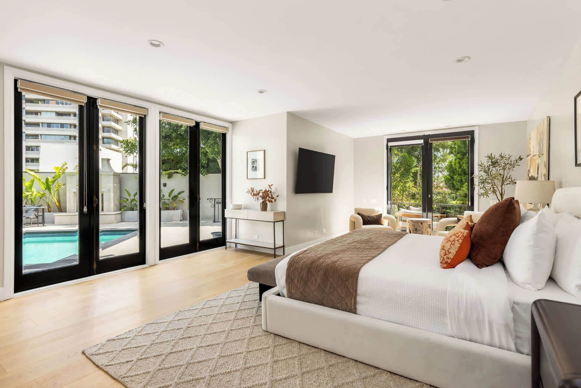 4 habitaciones, tabla de planchar con plancha, wifi y ropa de cama 
