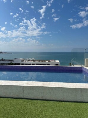 Pool - Beautiful apartment steps from the beach (Mazatlan)