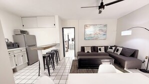Un appartamento moderno con cucina, zona pranzo e soggiorno.