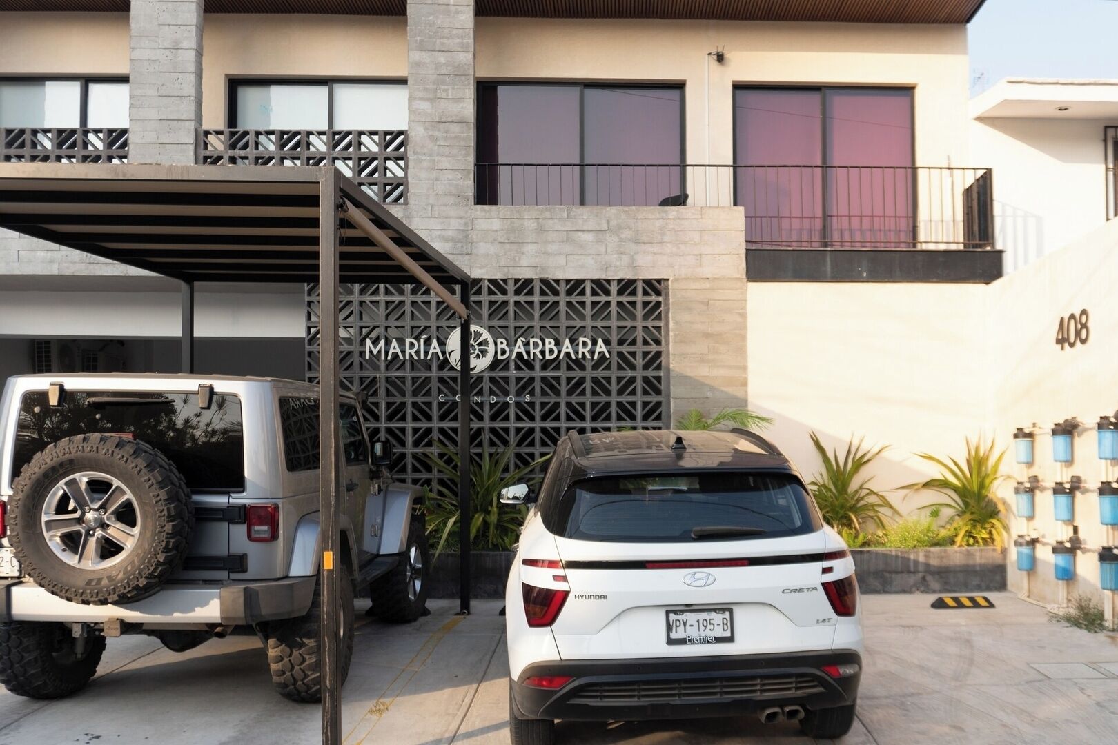 Un VUS blanc était garé devant un immeuble sur lequel on pouvait lire l’inscription « MARÍA BARBARA CONDOS ».