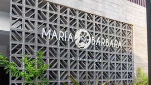 Rakennuksen julkisivussa on geometrinen metalliverkko ja siinä on selkeästi esillä nimi ’MARIA BARBARA CONDOS’.