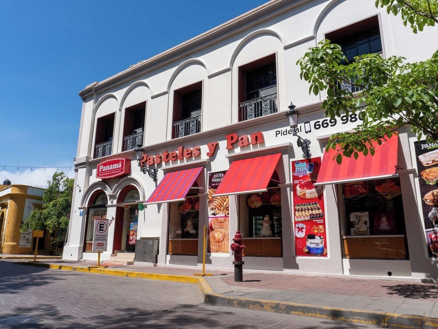 Un immeuble abritant des commerces de détail, notamment « Panamá » et « Pasteles y Pan ».