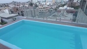 A rooftop pool with a cityscape view. - Beautiful apartment 3 blocks from the beach (Mazatlan)