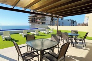 Outdoor dining - Moderno depa a 1 cuadra de la playa + rooftop view (Mazatlan)