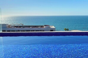 Pool - Moderno depa a 1 cuadra de la playa + rooftop view (Mazatlan)