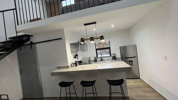 Frigorifero, microonde, forno, piano cottura