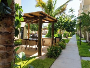 Outdoor dining - Poolfront Apartment Steps from Playa Cerritos (Mazatlán)