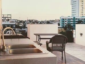 Outdoor dining - Roma Suite A Malecon de Mazatlán (Mazatlán)