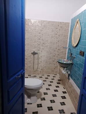 A bathroom with a toilet, a sink, and a shower. - RIAD LA FIBULA DE NORA (Fes)