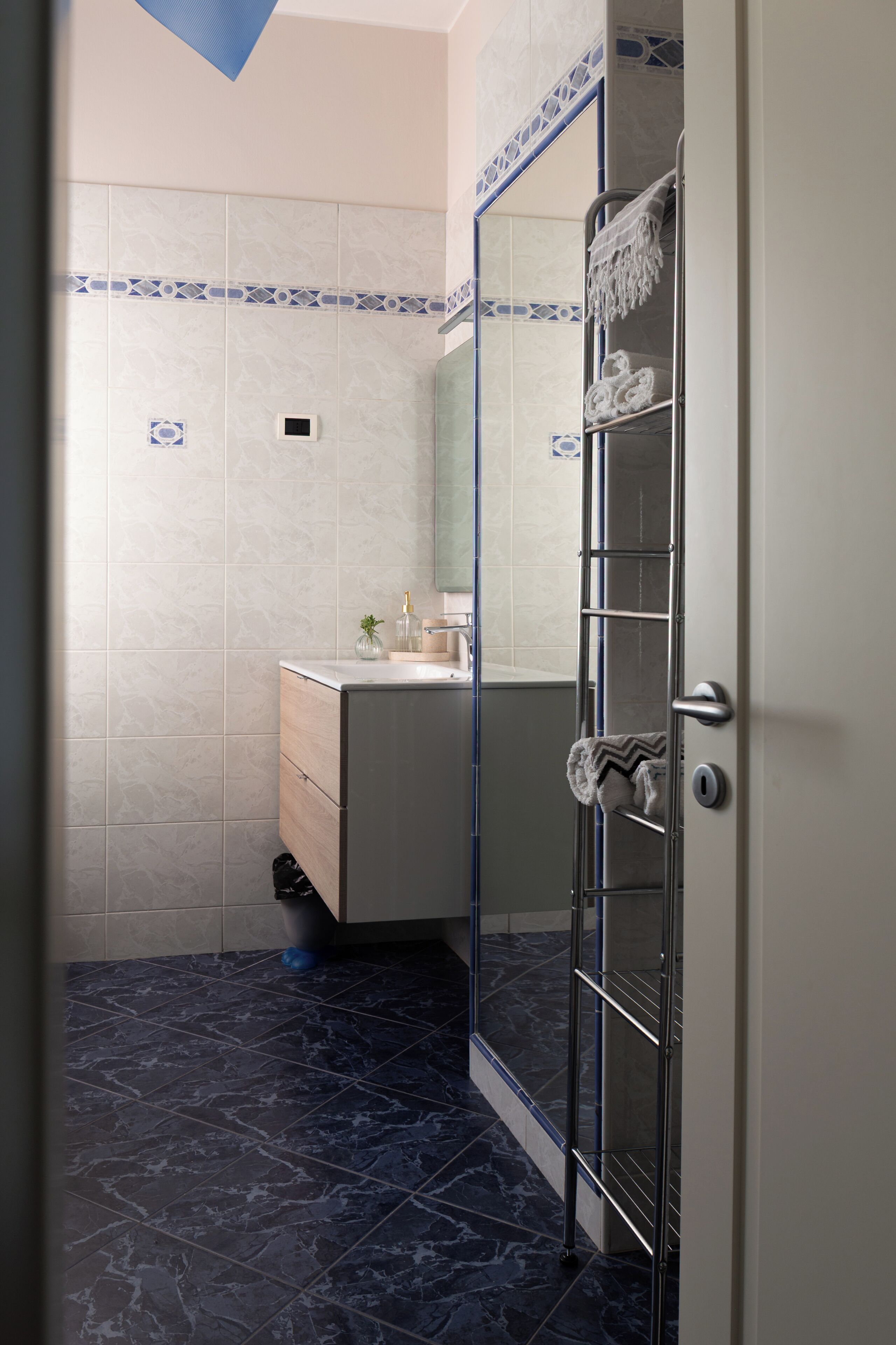 Bruser, hårtørrer, bidet, håndklæder