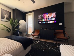 Room - Sophisticated 1BR Getaway King Suite + Luxe Lounge (The Woodlands)