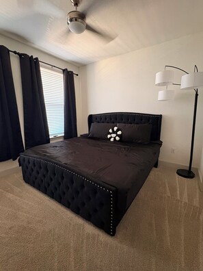 Room - Sophisticated 1BR Getaway King Suite + Luxe Lounge (The Woodlands)