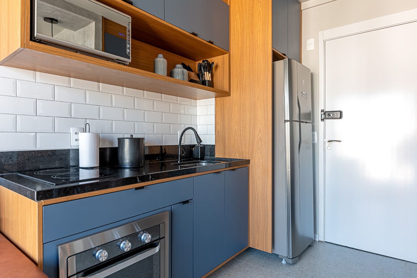 Une cuisine moderne équipée d’un four à micro-ondes, d’une cuisinière et d’un réfrigérateur.