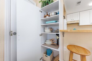 Interior - Charming 1-bedroom oceanfront condo with king bed in walkable Myrtle Beach (Myrtle Beach)