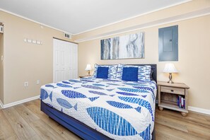 Room - Charming 1-bedroom oceanfront condo with king bed in walkable Myrtle Beach (Myrtle Beach)