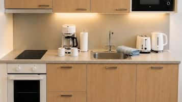 Deluxe Studio, Courtyard View | Private kitchen | Full-size fridge, microwave, oven, stovetop