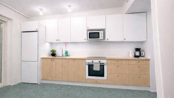 Deluxe Studio, Courtyard View | Private kitchen