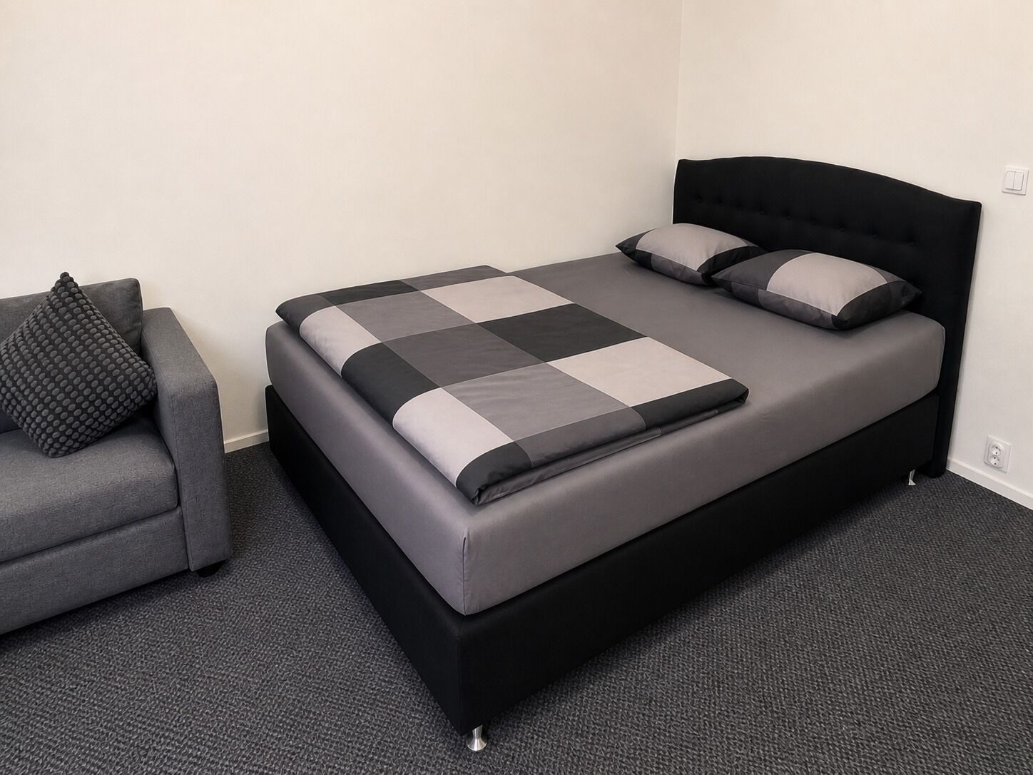 Deluxe-Studio, Blick auf den Innenhof | Schreibtisch, laptopgeeigneter Arbeitsplatz, kostenloses WLAN