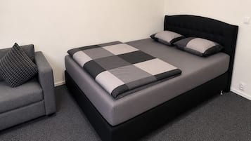 Deluxe-Studio, Blick auf den Innenhof | Schreibtisch, laptopgeeigneter Arbeitsplatz, kostenloses WLAN
