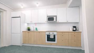 Deluxe Studio, Courtyard View | Private kitchen | Full-sized fridge, microwave, oven, stovetop