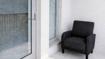 Deluxe Studio, Courtyard View | Terrace/patio