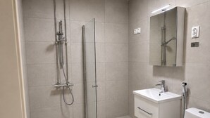 Studio Deluks, pemandangan halaman | Kamar mandi | Perlengkapan mandi gratis, pengering rambut, handuk, dan sabun