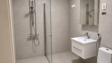 Deluxe Studio, Courtyard View | Bathroom