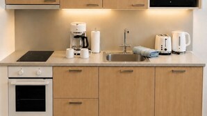 Studio Deluks, pemandangan halaman | Dapur pribadi | Lemari es besar, microwave, oven, dan kompor