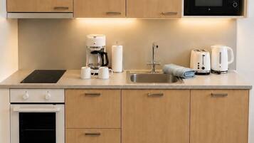Deluxe Studio, Courtyard View | Private kitchen
