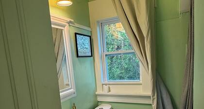Alma’s Garden Inn – Grand Executive Suite 2BR King & Queen
