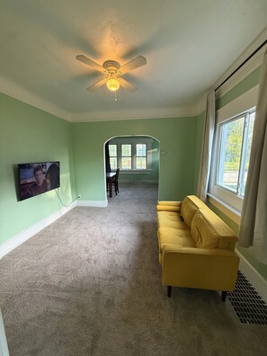 Living area - Alma’s Garden Inn – Grand Executive Suite 2BR King & Queen (Detroit)