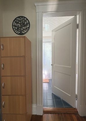Interior - Quiet, homey & private 3BR in Swampscott. 7-min walk to beach. (Swampscott)