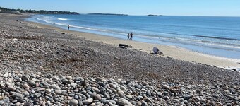 Quiet, homey & private 3BR in Swampscott. 7-min walk to beach.