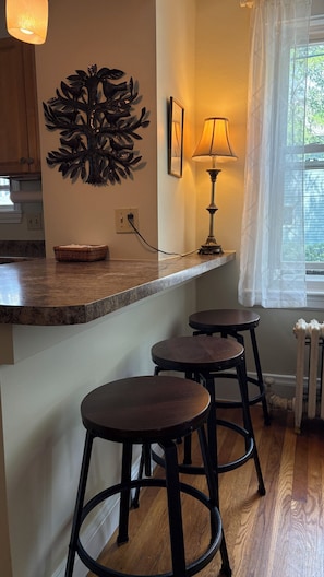 Dining - Quiet, homey & private 3BR in Swampscott. 7-min walk to beach. (Swampscott)