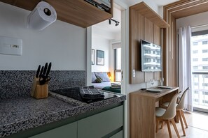 Eine moderne Küche mit Granit-Arbeitsplatten, einem eingebauten Herd und einem Holz-Küchenhelfer-Halter.
