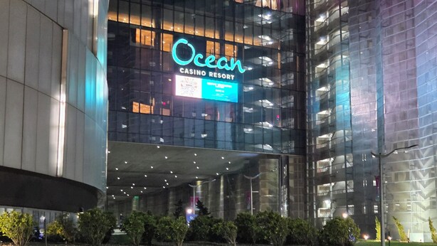 Ein modernes Gebäude mit einem gut sichtbaren Schild für das 'Ocean Casino Resort', großen Glasfenstern und einem gut beleuchteten Eingangsbereich.