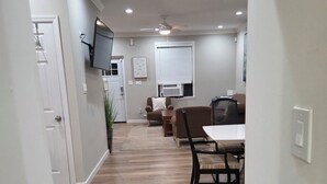 Ein modernes Interieur mit Essbereich, Wohnzimmer und Küche.
