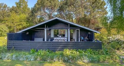 2 bedroom awesome home in Sjællands Odde