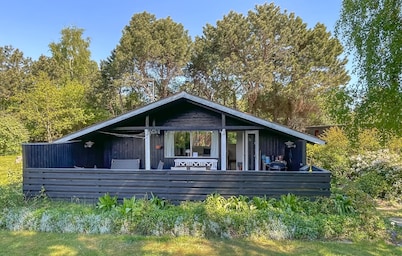2 bedroom awesome home in Sjællands Odde