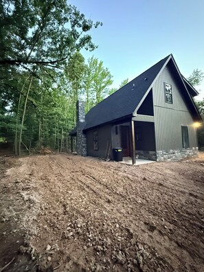 Exterior - Oua-chill-ita!  Secluded cabin minutes from North Shore Marine on Lake Ouachita. (Jessieville)