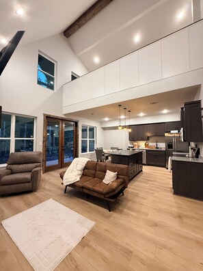Smart TV - Oua-chill-ita!  Secluded cabin minutes from North Shore Marine on Lake Ouachita. (Jessieville)